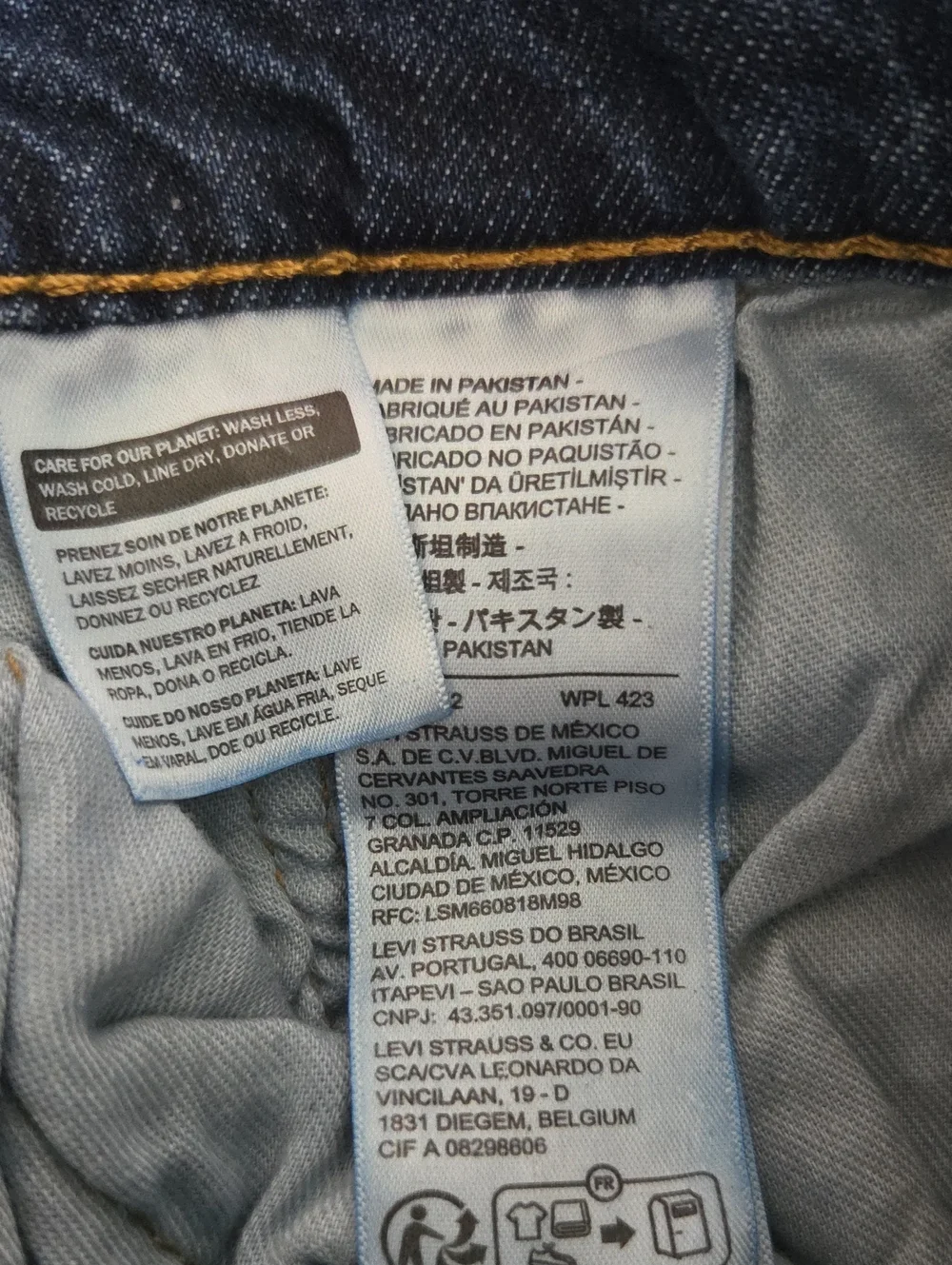 Levis slim straight